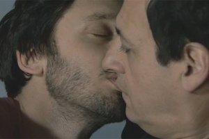  A novela "Farsantes" conta a história de um casal gay vivido pelos atores Benjamín Vicunã e Julio Chávez
