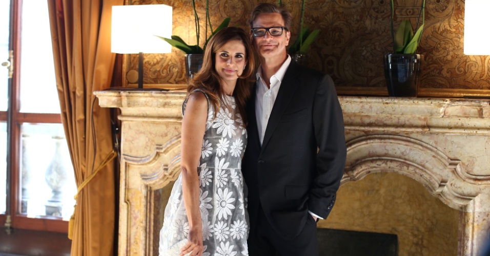 3.set.2013 - O ator Colin Firth e sua mulher, a produtora Livia Firth, posam juntos em evento da marca Chopard no Palazzo del Casino, em Veneza