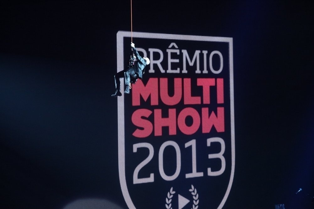3.set.2013 - Paulo Gustavo desce de rapel para apresentar a 20ª edição do Prêmio Multishow - Cláudio Andrade e Ricardo Leal / Foto Rio News