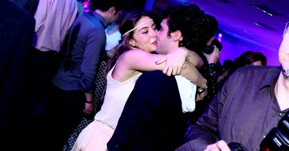 3.set.2013 - O ator Jayme Matarazzo ganha beijo da namorada,  Luiza Tellechea, durante a festa do Prêmio Multishow 2013 no HSBC Arena na Barra da Tijuca, Rio de Janeiro