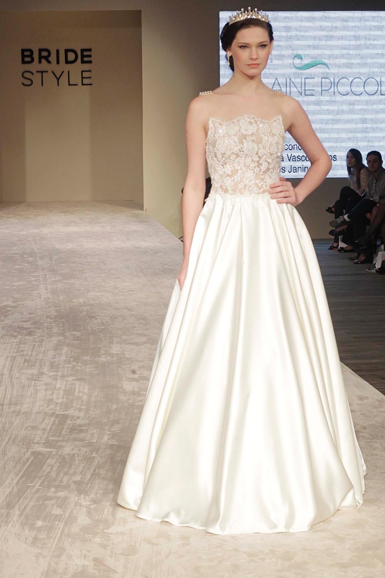 3.set.2013 - Solaine Piccoli quis uma noiva clássica, com ares da realeza, para desfile de sua marca no Bride Style 2013. Com olhos bem marcados em tons de marrom e dourado, o visual foi elaborado pela maquiadora Rita Nogueira, do Jacques Janine. "Essa maquiagem serve tanto para um casamento de tarde quanto para um de noite", indica Rita. Siga o passo a passo e aprenda a fazer. Por Carolina Maggi, do UOL, em São Paulo - Reinaldo Canato/UOL