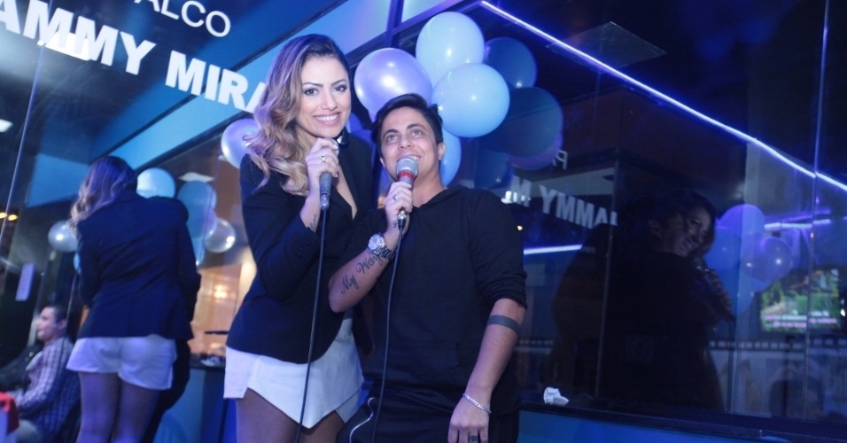 3.set.2013 - Thammy Miranda canta com a ex-namorada Linda Barbosa durante sua festa de anivesário. A atriz e apresentadora comemorou seus 30 anos no karaoke Coconut, em São Paulo, onde uma das salas leva seu nome