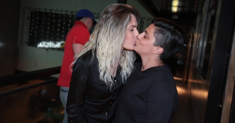 3.set.2013 - Thammy Miranda ganha beijo da namorada Nilceia durante sua festa de anivesário. A atriz e apresentadora comemorou seus 30 anos no karaoke Coconut, em São Paulo, onde uma das salas leva seu nome
