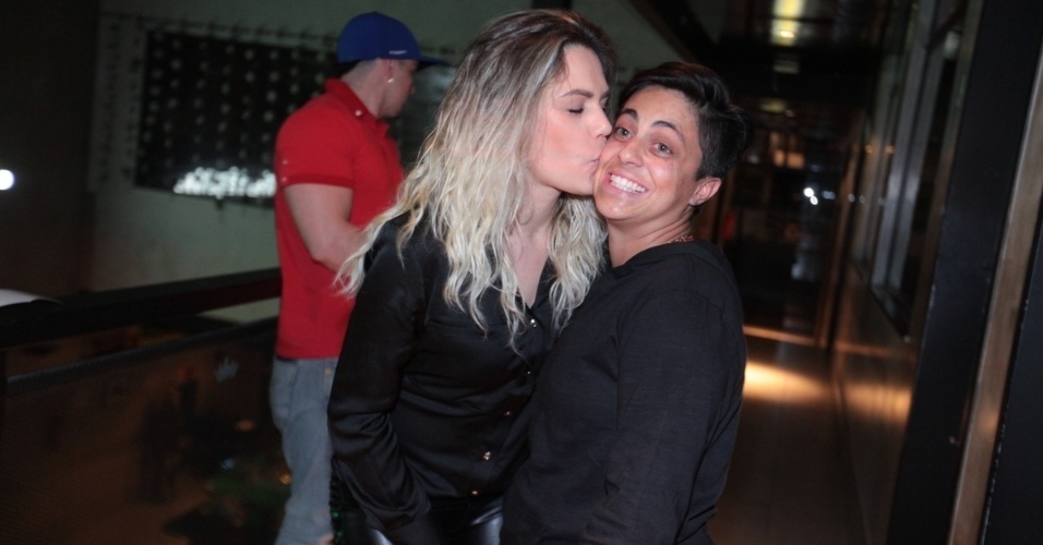 3.set.2013 - Thammy Miranda ganha beijo da namorada Nilceia Santos durante sua festa de anivesário