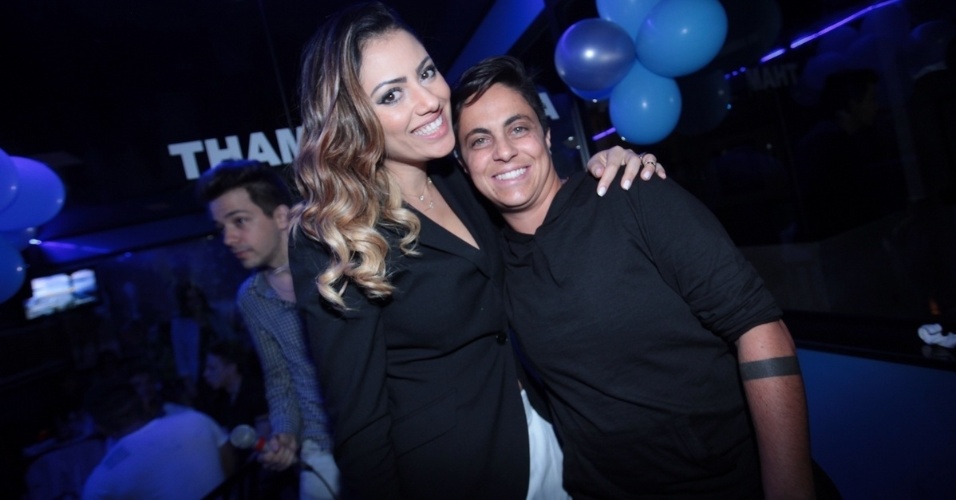 3.set.2013 - Thammy Miranda posa com a ex-namorada Linda Barbosa durante sua festa de anivesário. A atriz e apresentadora comemorou seus 30 anos no karaoke Coconut, em São Paulo, onde uma das salas leva seu nome. As duas ficaram juntas por dois anos