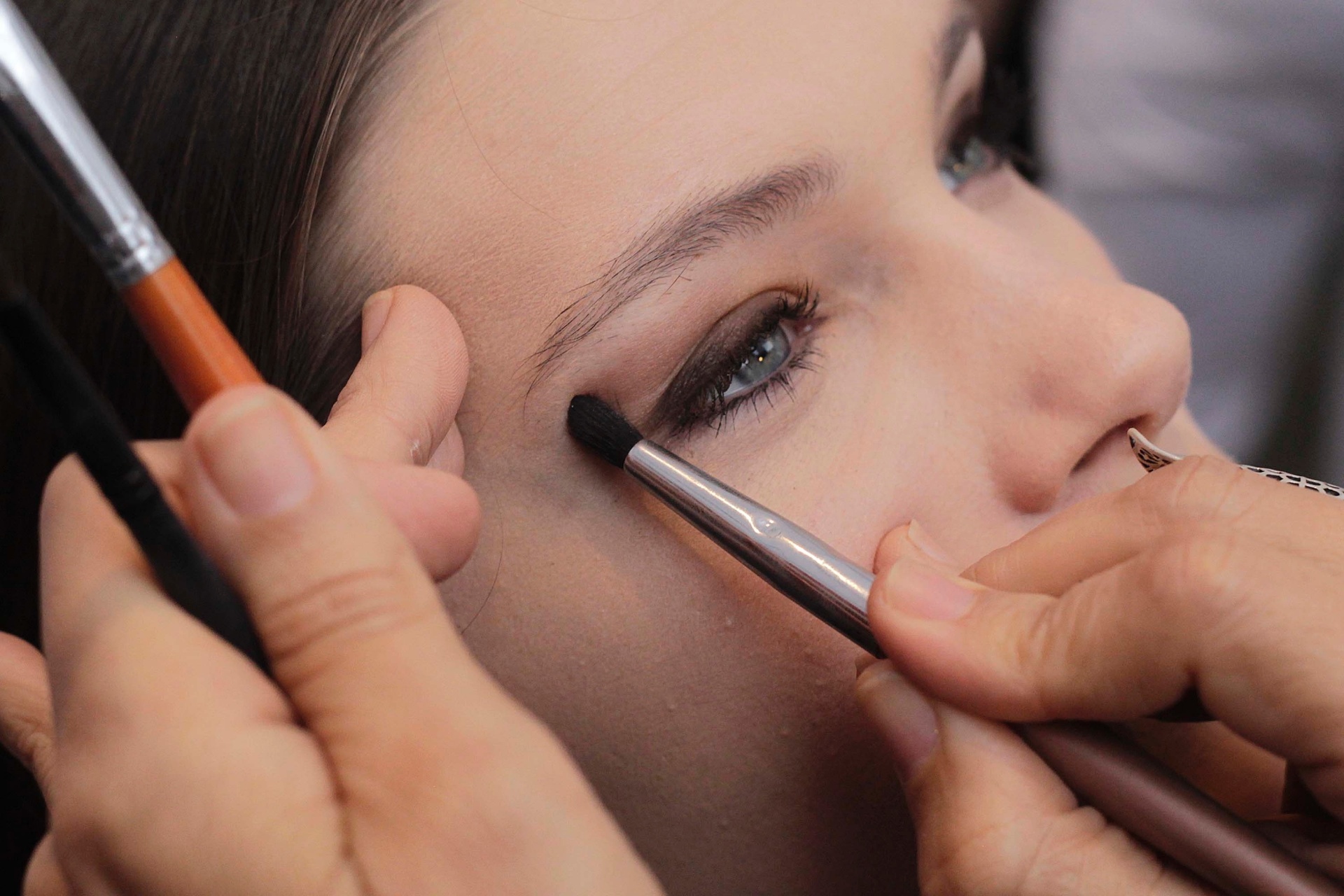 Com a mesma sombra marrom, Rita emenda o lado externo do delineado com o côncavo, marcando bem de leve a região - Reinaldo Canato/UOL