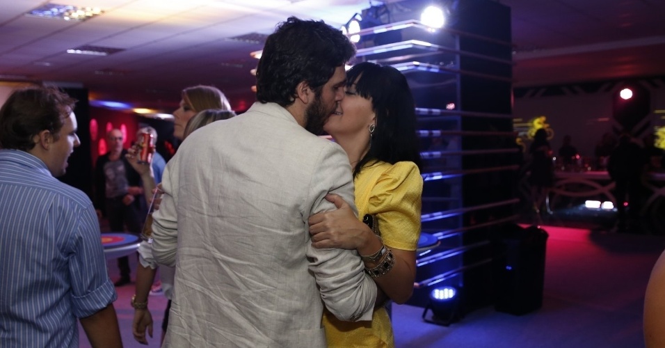 Fabíula Nascimento beija muito na festa do Prêmio Multishow 2013
