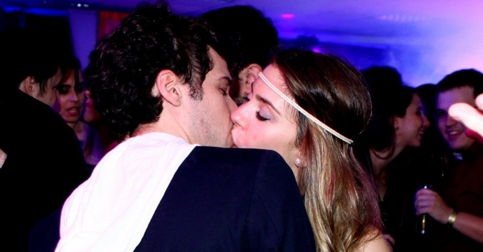 Jayme Matarazzo beija muito na festa do Prêmio Multishow 2013