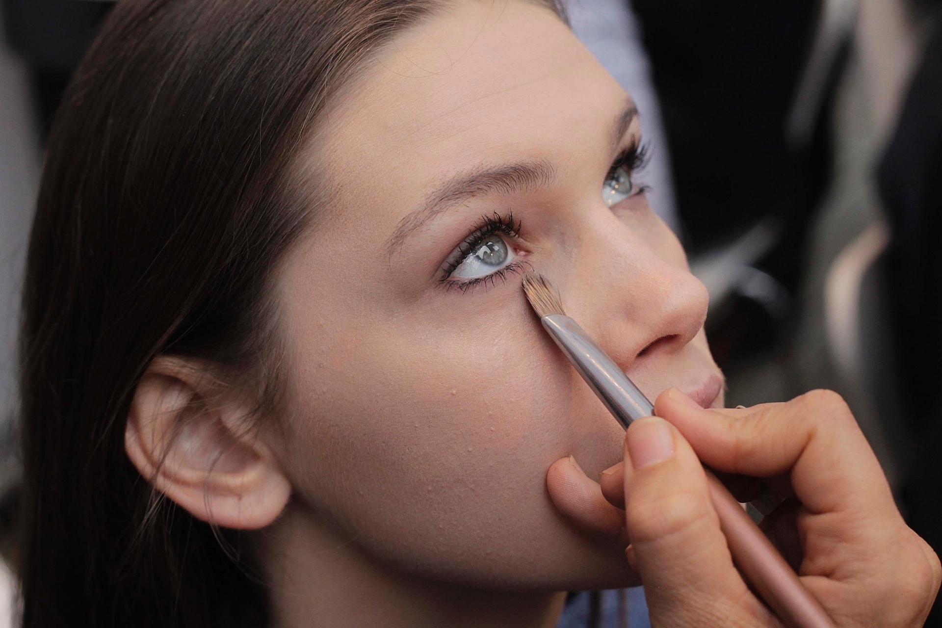 Nas olheiras, a maquiadora Rita Nogueira usa dois tons de corretivo. Primeiro, um mais claro que o tom do rosto da modelo, para esconder as olheiras e, depois, um tom na mesma cor da pele, para igualar os tons do rosto, o que ajuda a esconder melhor as imperfeições - Reinaldo Canato/UOL