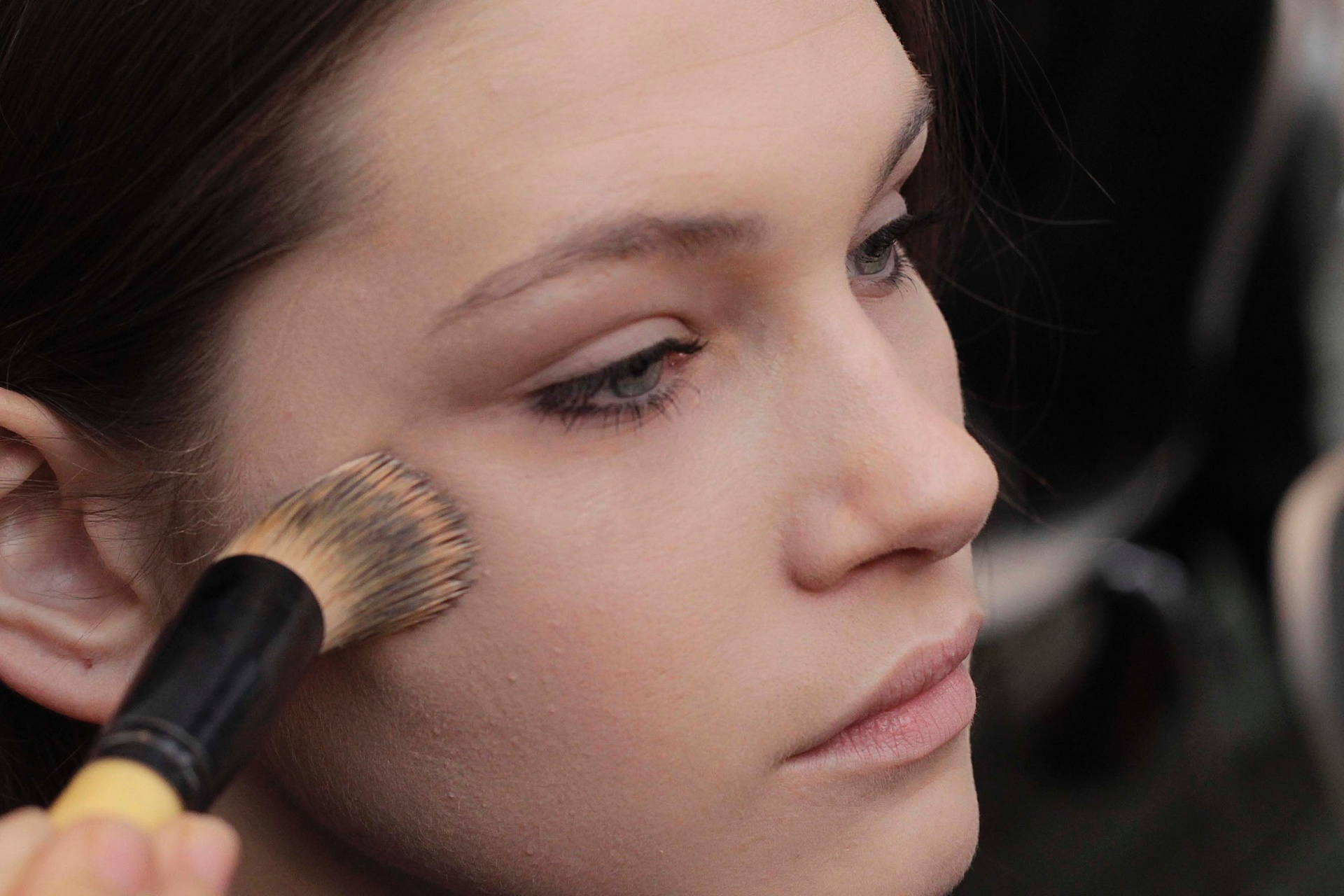 O primeiro passo é espalhar a base de alta cobertura pelo rosto todo, já que a pele deve estar bem corrigida e sem brilho - Reinaldo Canato/UOL