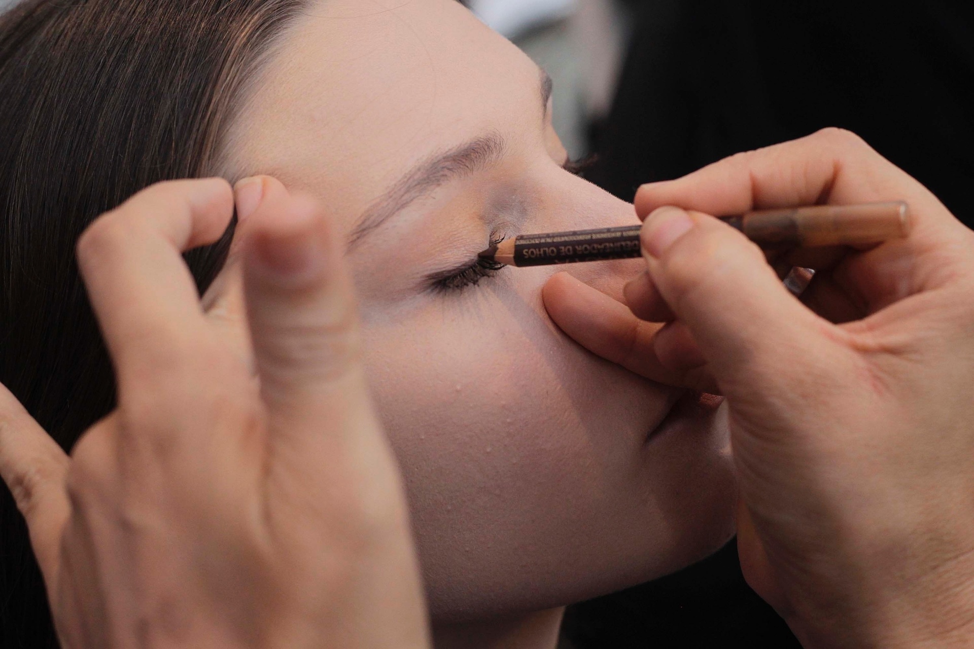 Para não deixar deixar muito marcado, Rita aplica com um pincel mais fino uma camada leve de sombra marrom em cima do lápis para esfumar o delineado, dando uma puxadinha de leve para cima. "Isso faz com que o lápis fixe melhor", indica a maquiadora do Jacques Janine - Reinaldo Canato/UOL