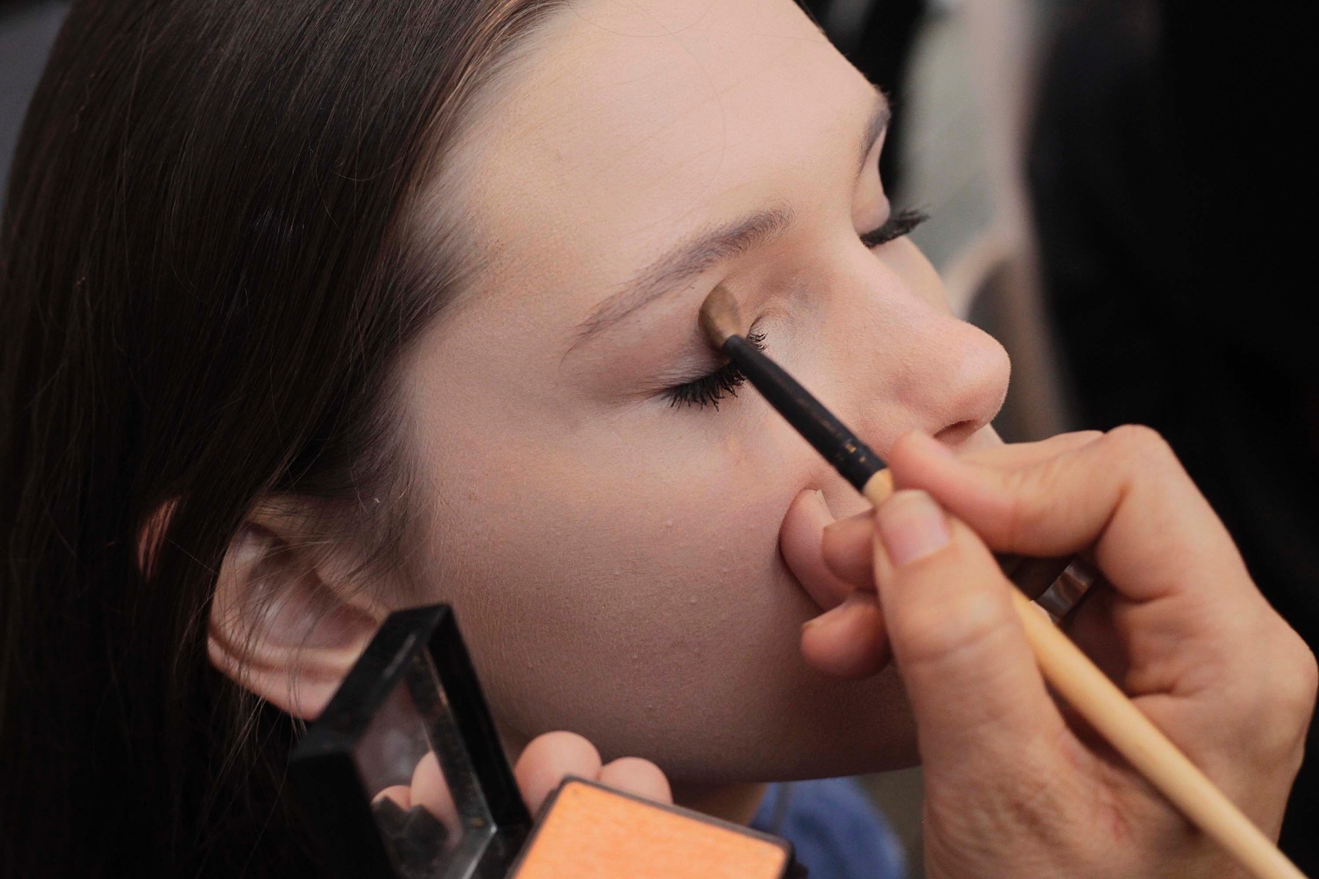 Para os olhos, o primeiro tom escolhido é o alaranjado, apenas na pálpebra móvel para começar a iluminar a área - Reinaldo Canato/UOL