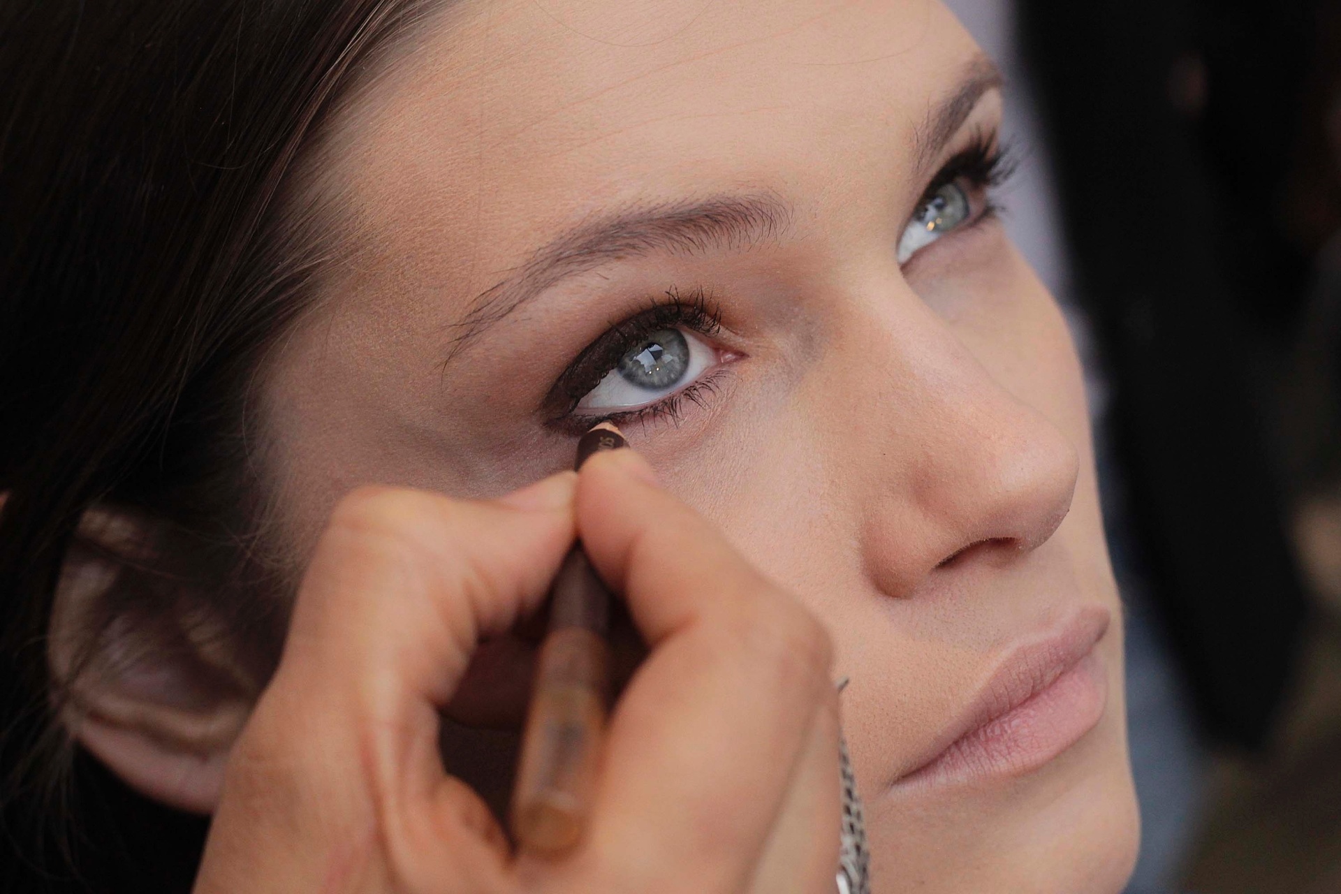 Rente aos cílios inferiores, a maquiadora faz um delineado apenas da parte externa até a metade do olho - Reinaldo Canato/UOL