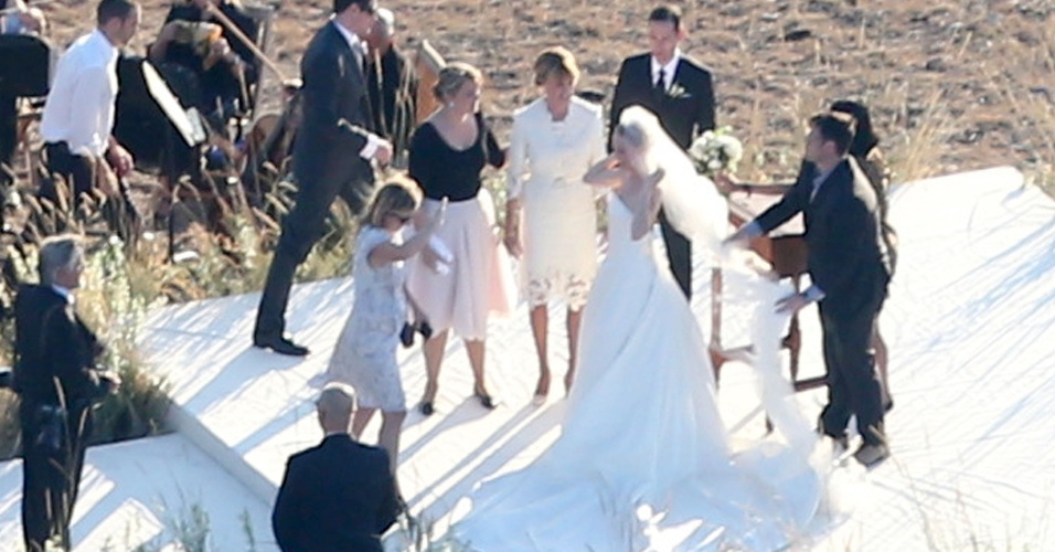 31.ago.2013 - A atriz Kate Bosworth arruma véu para foto após se casar com o diretor Michael Polish em um rancho no estado norte-americano de Montana. Após a cerimônia, os convidados foram levados para um local chamado Granite Lodge, onde comeram pratos locais