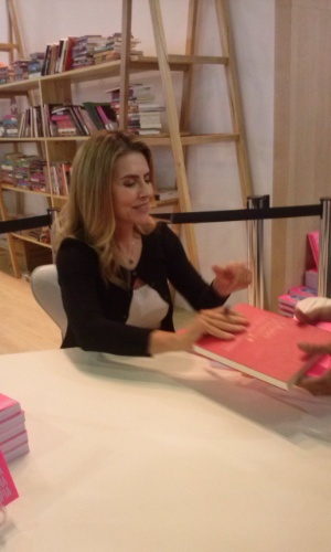 4.set.2013 - No evento, Maitê autografou seu livro 