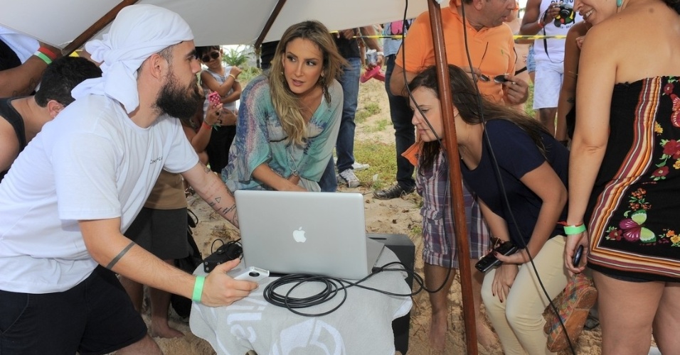 5.set.2013 - Claudia Leitte grava campanha na praia do Forte, em Salvador. Recentemente, a cantora disse que tem planos de aumentar a família