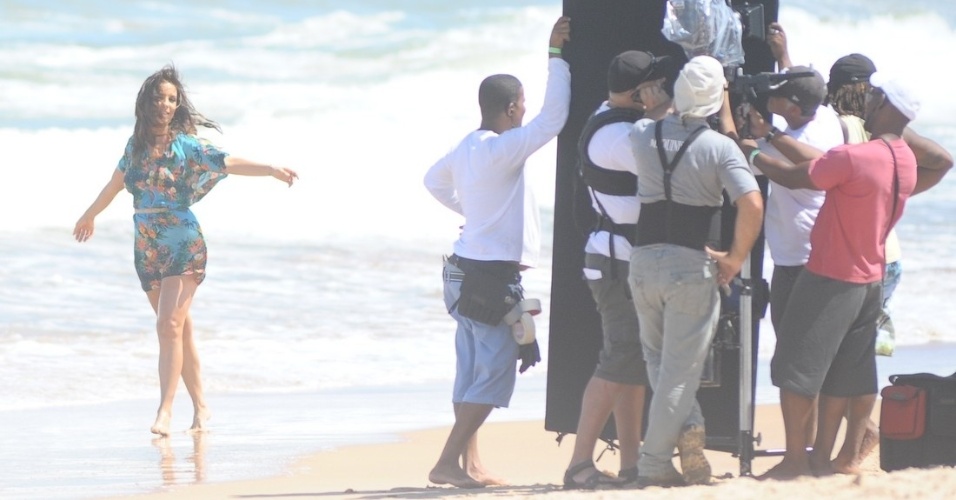5.set.2013 - Poucas horas após Claudia Leitte gravar uma campanha na praia do Forte, em Salvador, Ivete Sangalo chega para fazer uma gravação no mesmo local.