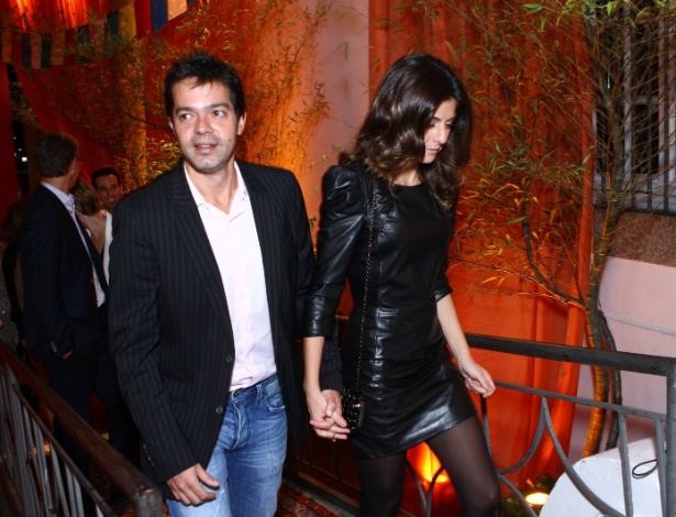 Bruno Mazzeo e namorada na fests da novela