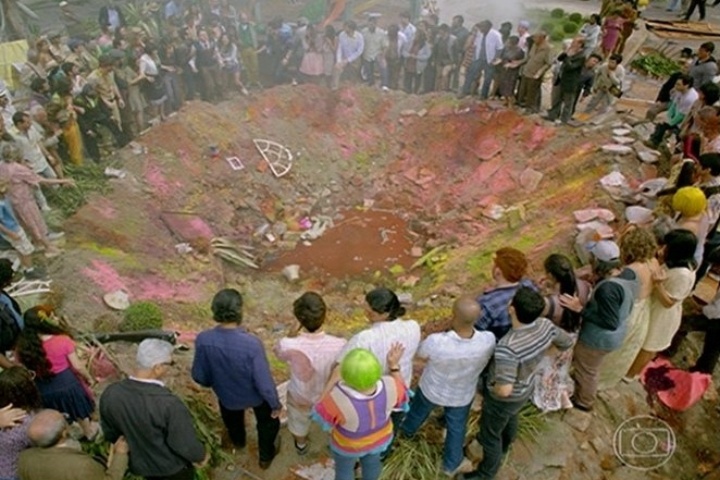 Moradores observam a cratera formada pela explosão de Dona Redonda