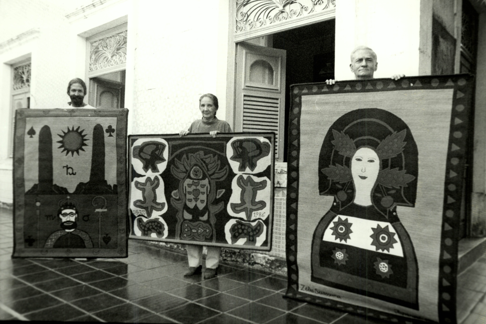 - o escritor, poeta e dramaturgo Ariano Suassuna, sua mulher Zélia e seu filho Dantas posam para foto com tapeçaria na casa em Recife (PE). (Foto: . Negativo: 12116-1991) - Bel Pedrosa/Folhapress