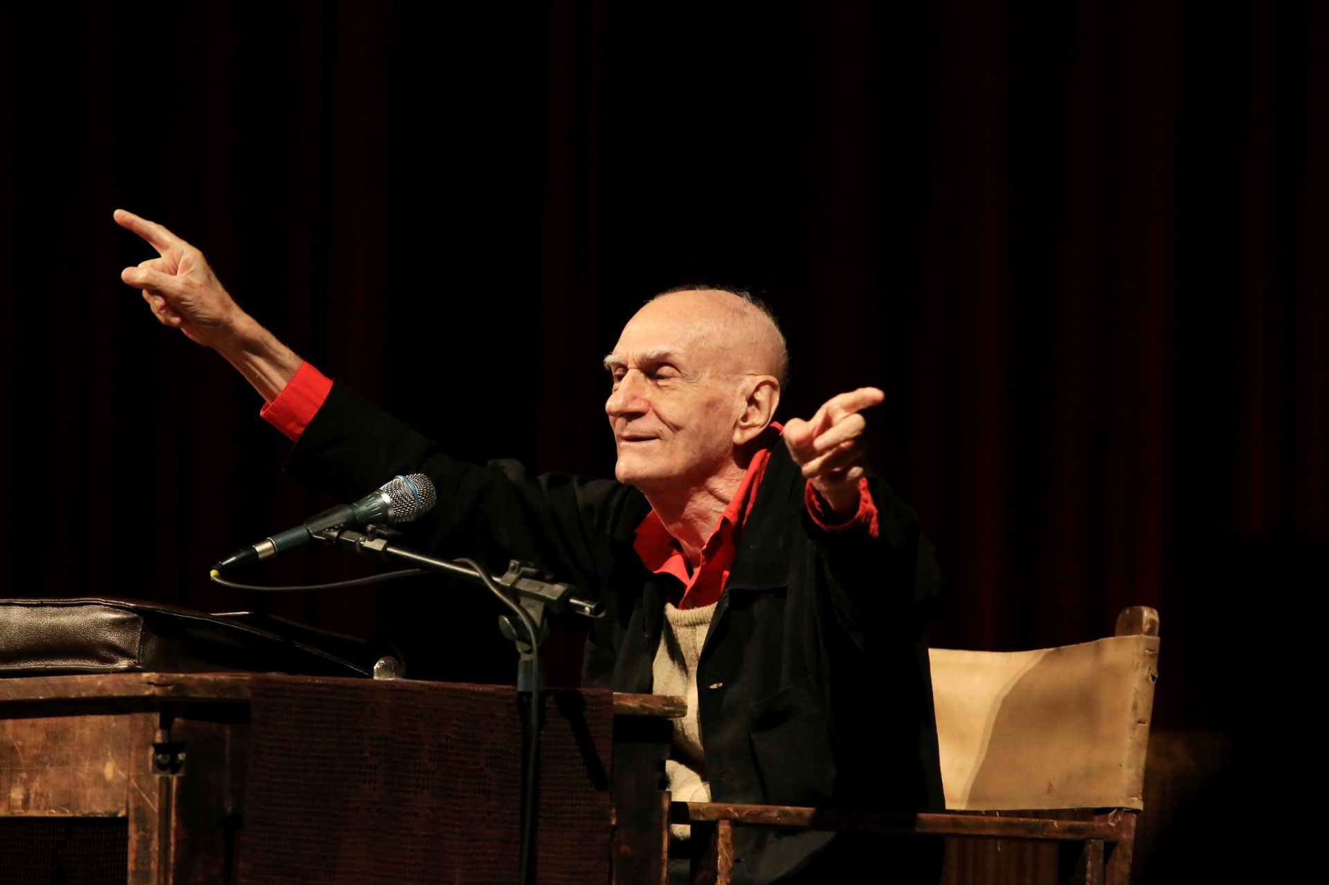 - RIBEIRAO PRETO, SP, BRASIL, 06-06-2013. O escritor Ariano Suassuna durante aula-espetáculo na abertura da Feira Nacional do Livro de Ribeirão Preto, no Theatro Pedro 2º.(  ) - foto silva junior/folhapress
