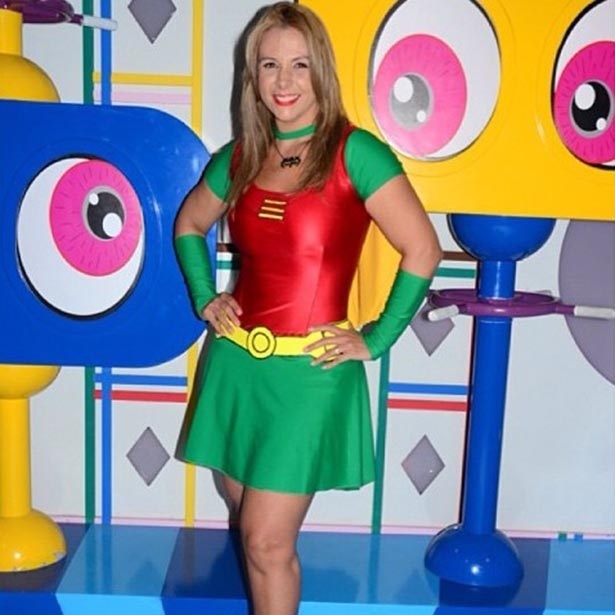 23.ago.2013 - Carla Perez se transforma em versão feminina do herói Robin para o programa "Clube da Alegria", infantil que apresenta na Bahia