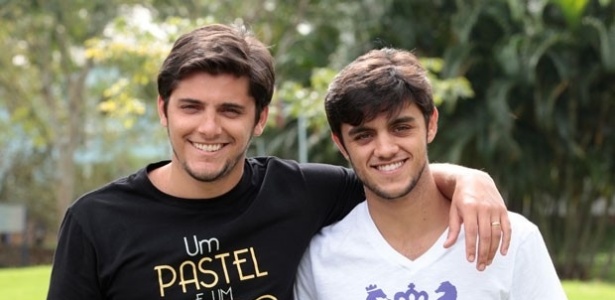 Felipe Simas posa com o irmão Bruno Gissoni nos bastidores de "Flor do Caribe"