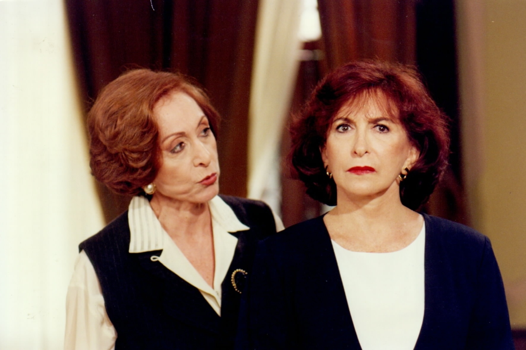 6.set.2013 - Aracy Balabanian e Tereza Rachel como as irmãs Filomena e Francesca Ferreto na novela "A Próxima Vítima" - Divulgação/Canal Viva