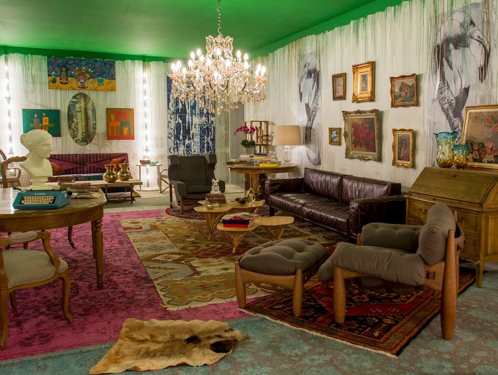 O Escritório da Galerista, assinado pelo designer de interiores Vinícius Alberto Morais, possui paredes e forro pintados de verde, tapetes orientais forrando o piso e a combinação de móveis e objetos de diversas tendências estéticas na decoração do espaço. A 18ª edição da Casa Cor Espírito Santo fica em cartaz até 17 de setembro de 2013, no Boulevard Shopping Vila Velha (Rodovia do Sol, 5.000, Itaparica, Vila Velha (ES)). Outras informações: www.casacor.com.br/espiritosanto - Sagrilo/ Divulgação