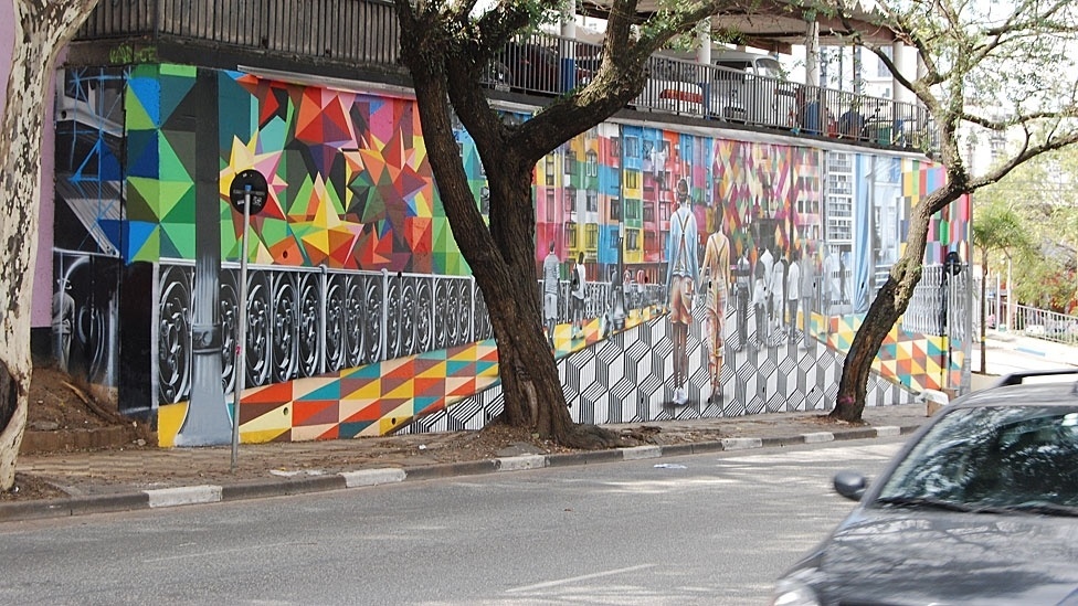 Eduardo Kobra tem vários grafites autorizados, verdadeiros murais, espalhados por vários pontos da cidade. Este, na Igreja do Calvário, em Pinheiros, retrata o viaduto Santa Efigênia - Flávia Nogueira/BBC Brasil