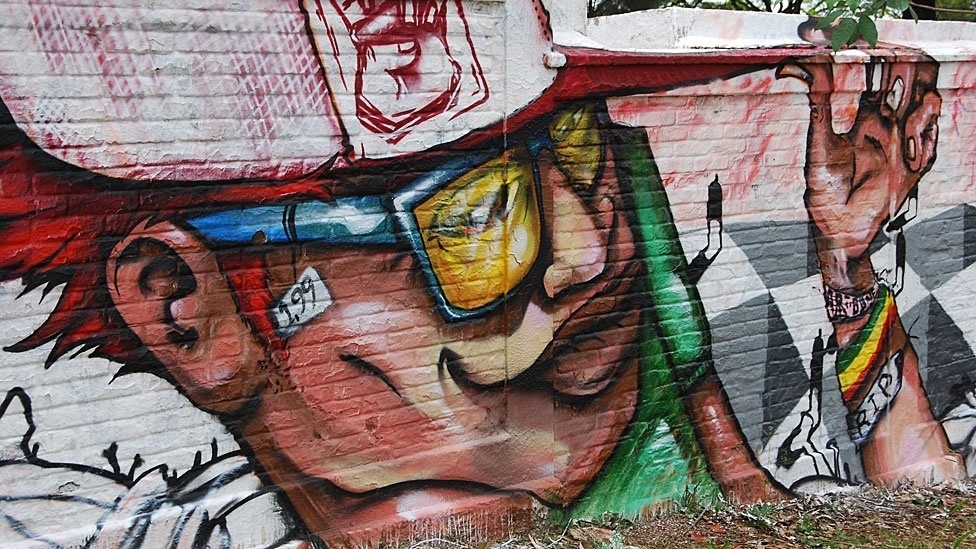 Grafite de Joks nos muros do Cemitério de Vila Nova Cachoeirinha, em São Paulo  - Flávia Nogueira/BBC Brasil