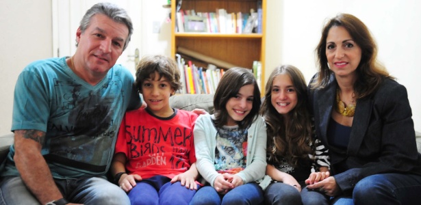 Os pais Luiz Speda e Paula Araiy compartilham a guarda dos filhos trigêmeos João Pedro, Maria Eduarda (blusa listrada) e Ana Luiza - Junior Lago/UOL