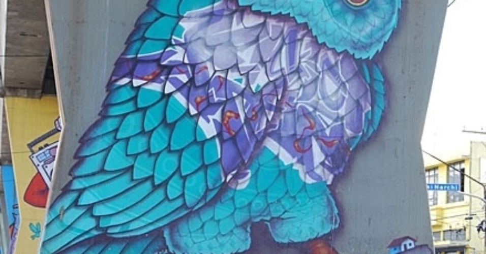 Grafite de Binho Ribeiro colore a pilastra do Metrô na avenida Cruzeiro do Sul, em Santana, São Paulo - Flávia Nogueira/BBC Brasil