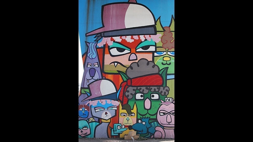 Grafite de Minhau na pilastra do Metrô Santana, na Avenida Cruzeiro do Sul, em São Paulo - Flávia Nogueira/BBC Brasil