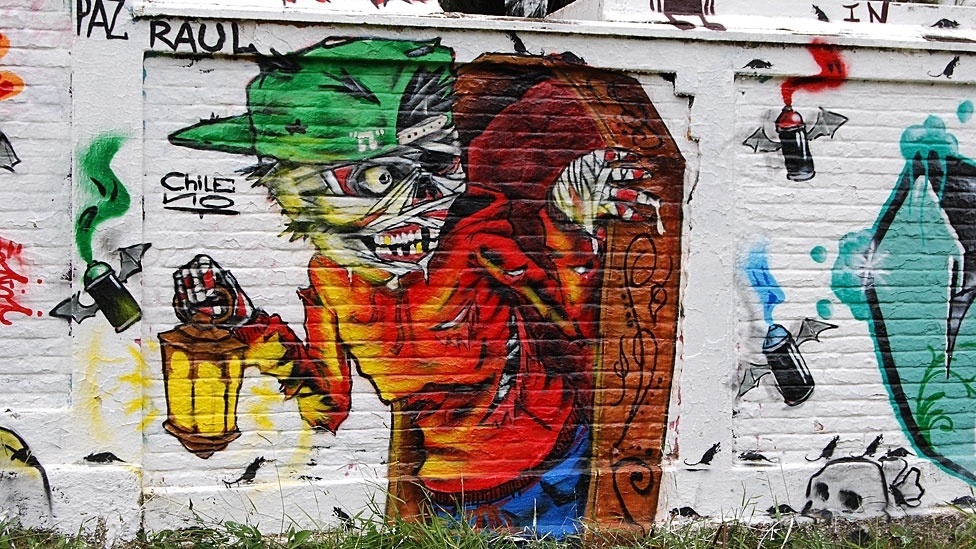 Grafite nos muros do Cemitério Vila Nova Cachoeirinha, em São Paulo - Flávia Nogueira/BBC Brasil