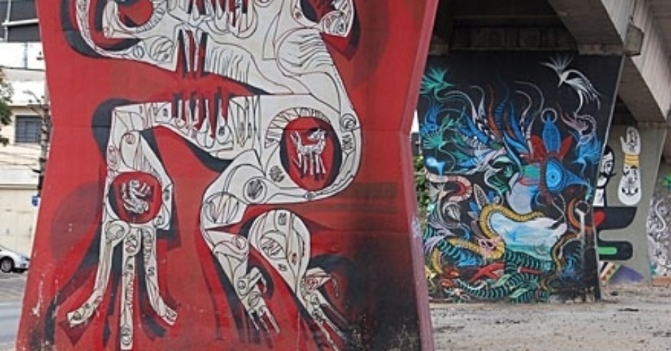 Grafites de Ciro e Boleta colorem as pilastras do Metrô na avenida Cruzeiro do Sul, em Santana, São Paulo - Flávia Nogueira/BBC Brasil