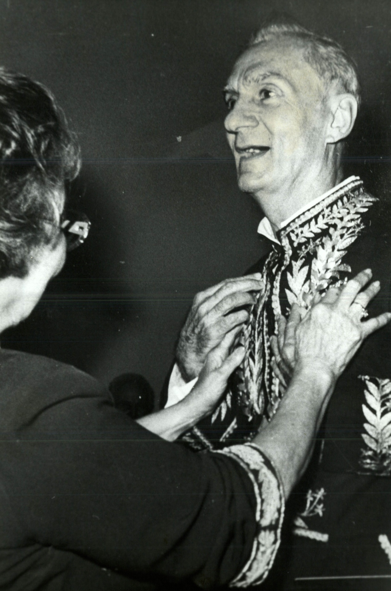 Literatura: o escritor, poeta e dramaturgo Ariano Suassuna recebe colar da escritora Rachel de Queirós na ABL (Academia Brasileira de Letras), em São Paulo (SP) - Bel Pedrosa/Folhapress