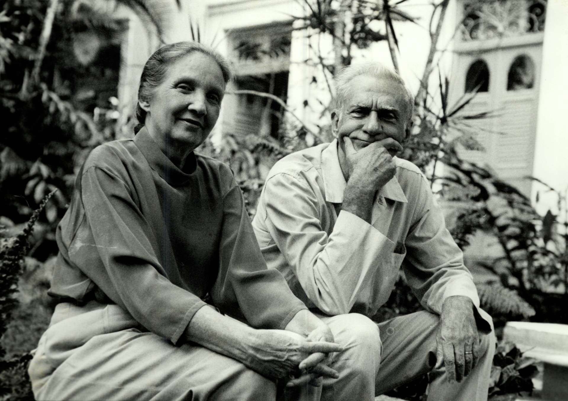 O escritor, poeta e dramaturgo Ariano Suassuna e sua mulher Zélia, em Recife (PE)Negativo: 12116-1991) - Bel Pedrosa/Folhapress