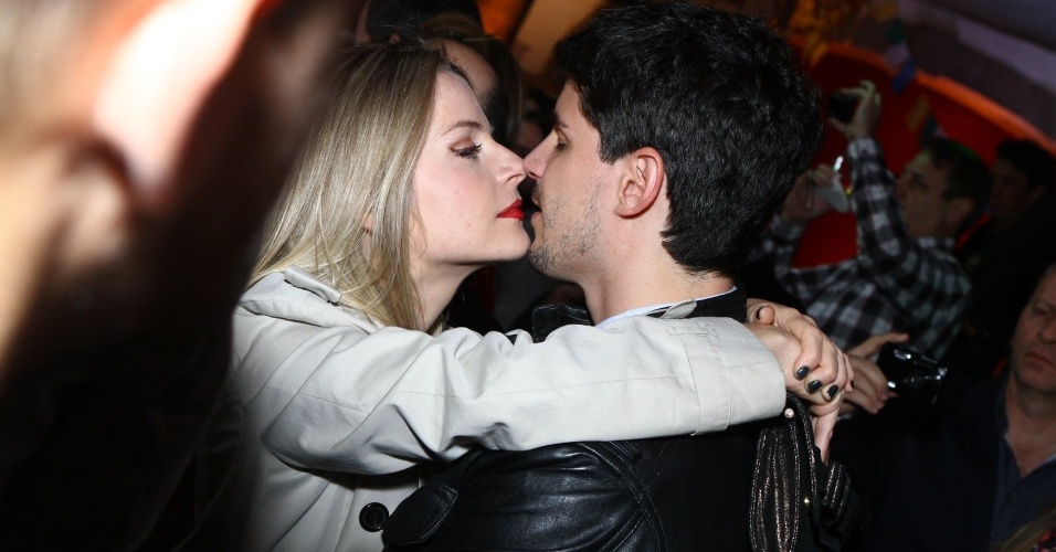 Pedro Neschling e Vitória Frate trocam beijos durante a festa de "Joia Rara"