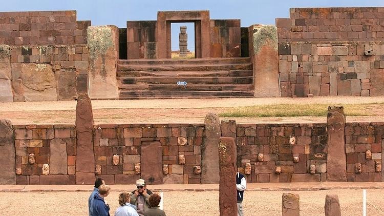 Turistas no complexo arqueológico Tiwanaku, considerado Patrimônio da Humanidade pela UNESCO, e a 71 km a oeste da cidade de La Paz - OGD La Paz-Beni/Divulgação - OGD La Paz-Beni/Divulgação