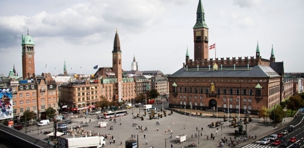 A praça Rådhuspladsen é um dos cartões-postais de Copenhague, na Dinamarca - Divulgação