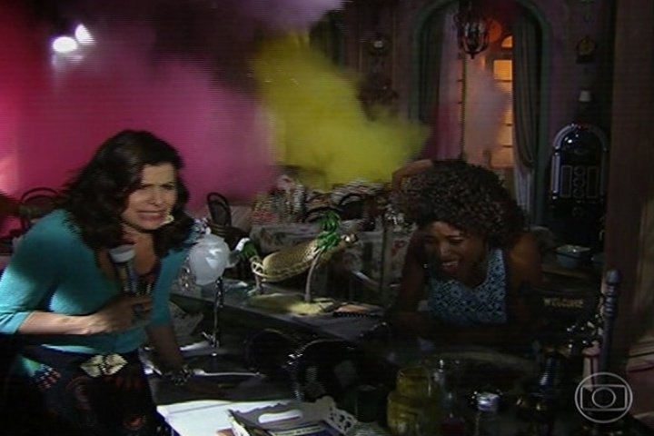 Risoleta e Dora durante a explosão de Dona Redonda