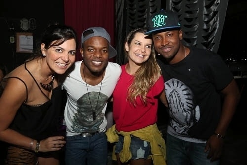 6.set.2013 - A promoter Carol Sampaio com Barriga, Fernanda Souza e Thiaguinho no Baile da Favorita em Angra dos Reis