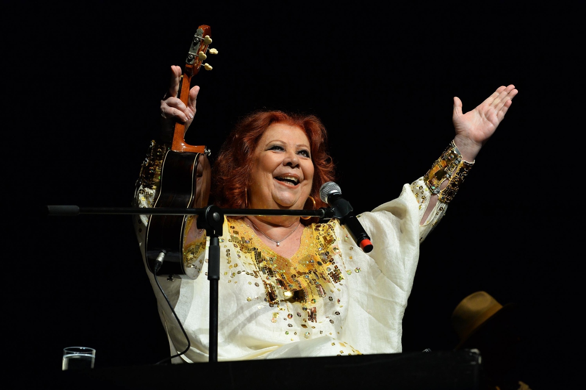 7.set.2013 - Beth Carvalho agrade carinho do público - André Lobo/UOL