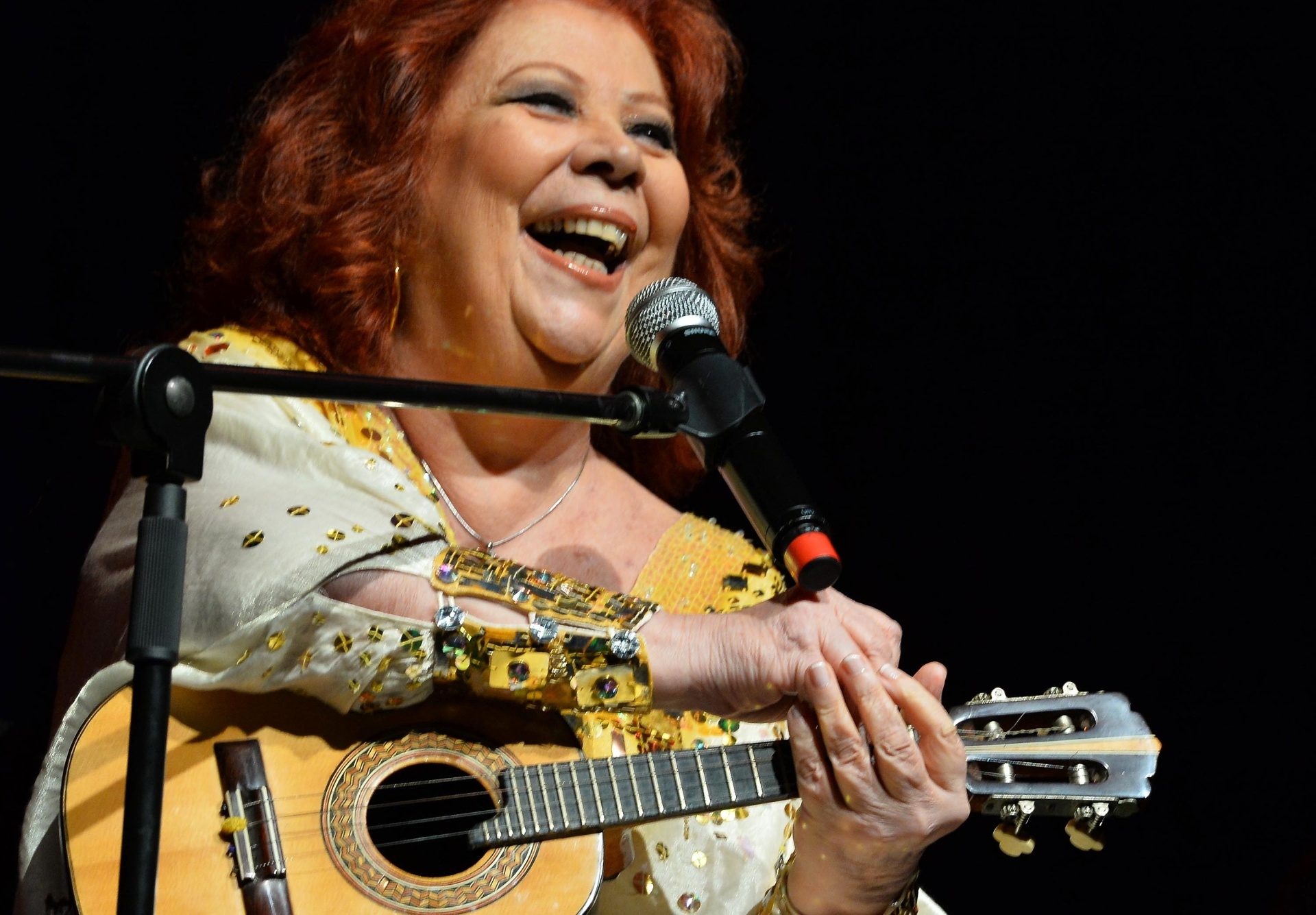 7.set.2013 - Beth Carvalho toca cavaquinho - André Lobo/UOL