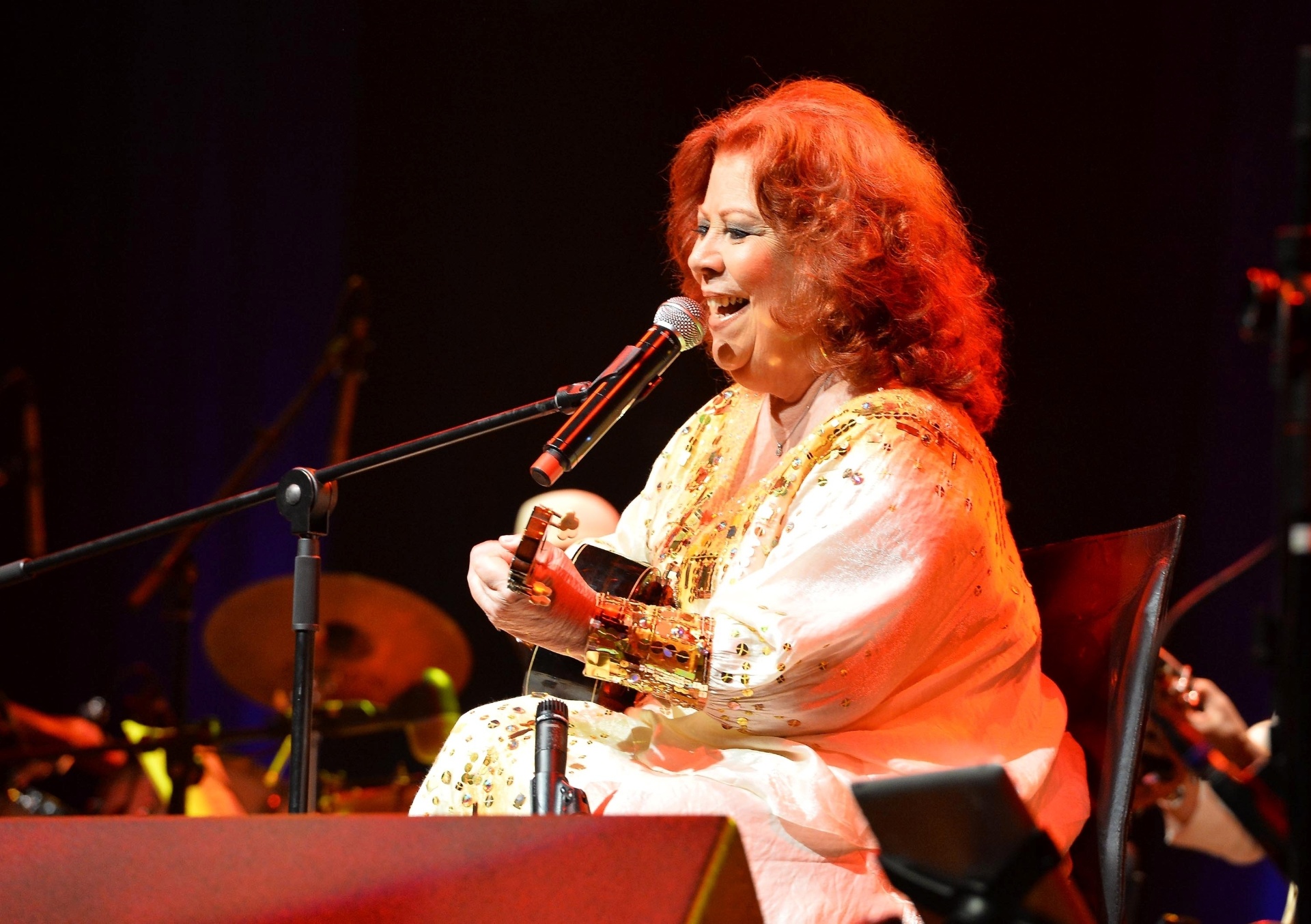 7.set.2013 - Beth Carvalho toca cavaquinho - André Lobo/UOL