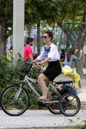 7.set.2013 - De saia, Carolina Kasting passeia de bicicleta pela Lagoa Rodrigo de Freitas, no Rio de Janeiro. A atriz está no ar em "Amor à Vida como Gina