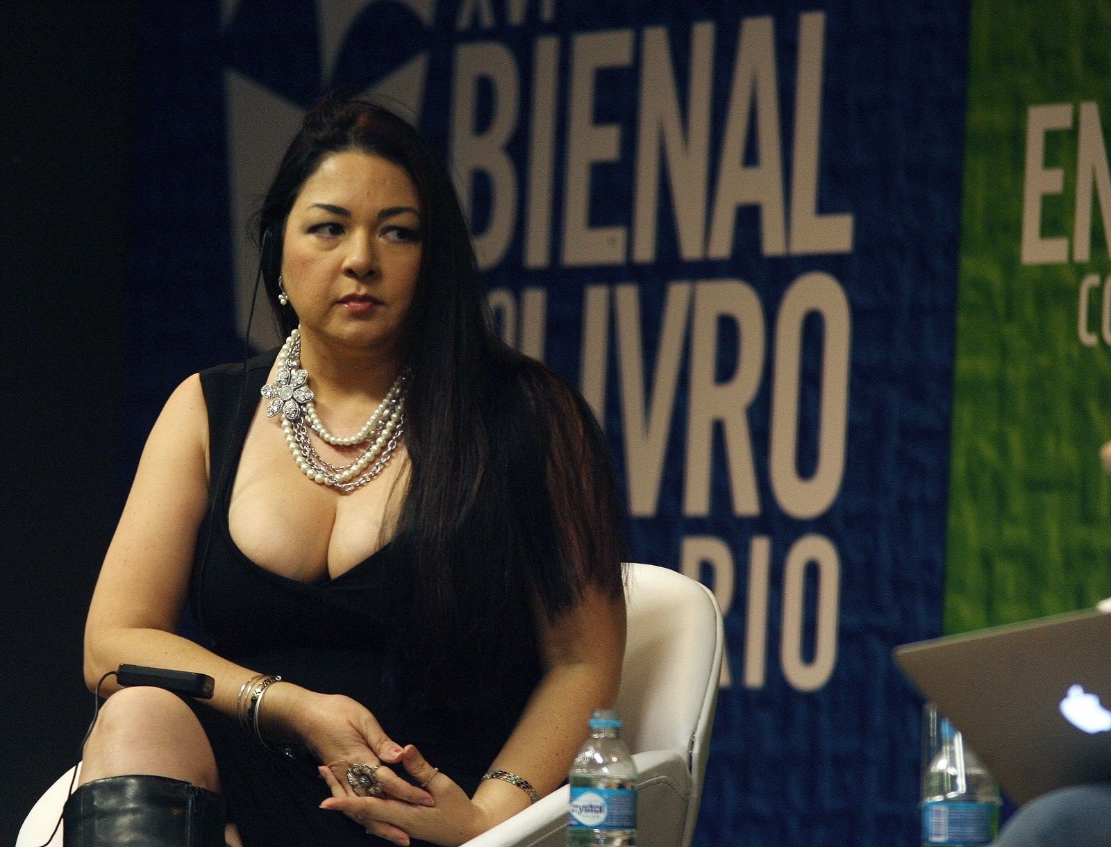 A autora de livros eróticos Sylvia Day chama a atenção da plateia com seu decote, durante papo na Bienal do Livro do Rio - Divulgação/bienaldolivro