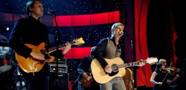 O cantor David Bowie participa de show do Arcade Fire, em 2005; parceria será em breve reeditada - Getty Imagens