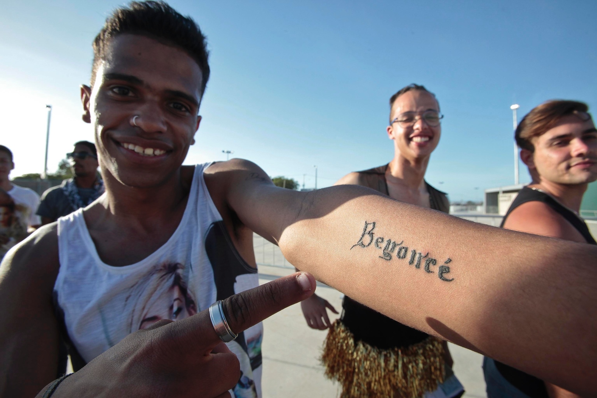 8.set.2013 - Fã de Beyoncé mostra a tatuagem com o nome de cantora que tem no braço, no Arena Castelões, em Fortaleza (CE) - Jarbas Oliveira/UOL